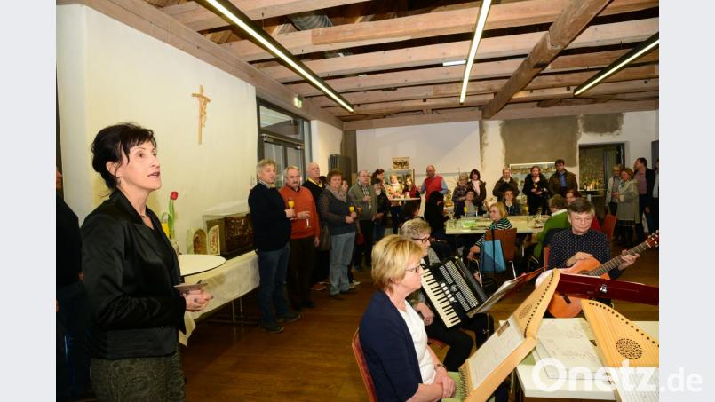 Bürgermeisterin Tanja Schiffmann (links) eröffnet die Ausstellung "Klosterarbeiten" im Steinstadl. Bild: bey