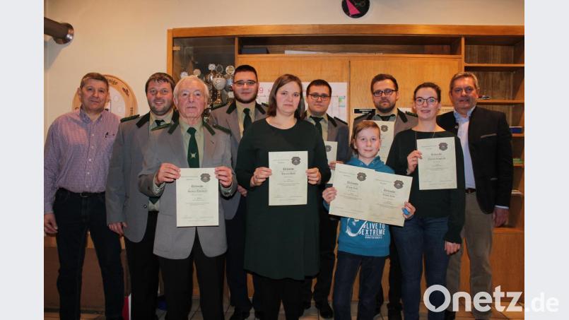 Mit den Siegern der Vereinsmeisterschaft und des Königschießens freuen sich der neue Vorsitzende Christian Schindler (Vierter von links) und Bürgermeister Joachim Neuß (rechts). Bild: cs
