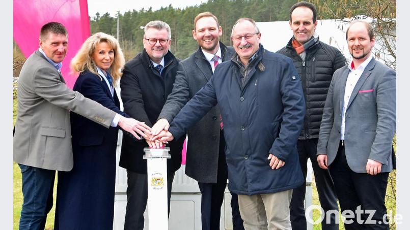 Josef Markl, Marion Thüngen, Bürgermeister Michael Göth, Enrico Delfino, Hans-Jürgen Winter, Hans-Jürgen Strehl und Christian Altmann (von links) gaben in der Ludwig-Erhard-Straße das schnelle Netz frei. Bild: Andreas Royer