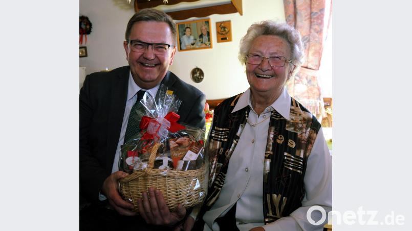 Bürgermeister Martin Preuß gratuliert Elisabeth Krell mit einem Geschenkkorb zum 90. Geburtstag. Bild: gf