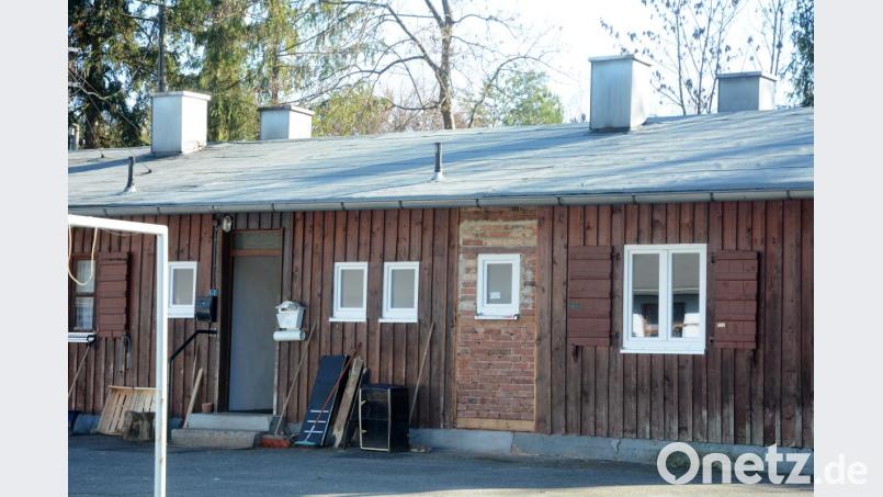 In eine Holzbaracke wurden Kunsstofffenster eingebaut. Innen sogar gefliest. Doch hier wohnt keiner. Bild: Gabi Schönberger
