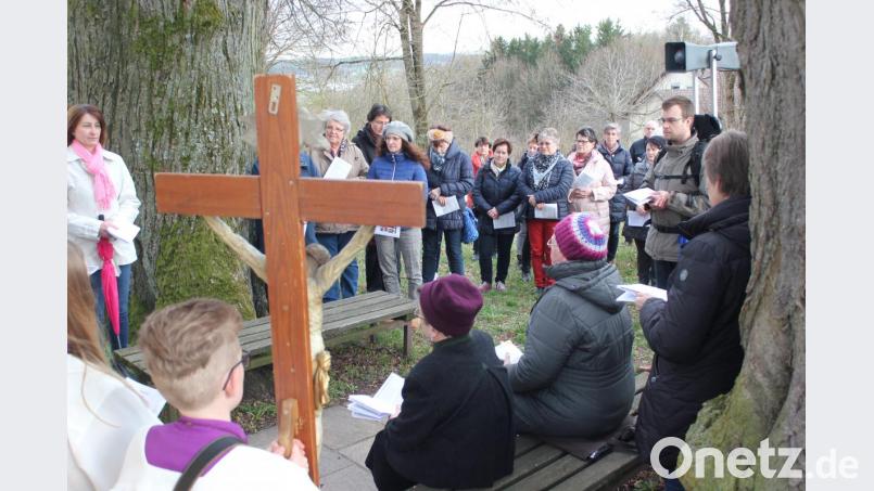Seit vielen Jahren gehen die Gläubigen der Pfarrgemeinde St. Johannes an neun Tagen vor dem Josefitag in Prozession mit Ministranten und Kreuz täglich von der Pfarrkirche zur Josefikapelle am westlichen Ortseingang von Nabburg. Bild: bph