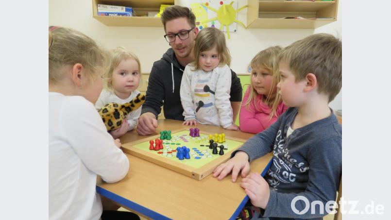 In der &quot;Spielzeug-Woche&quot; sind Klassiker wie das Gesellschaftsspiel &quot;Mensch-ärger-dich-nicht&quot; an der Tagesordnung. Alex Wunderlich erklärt die Spielregeln und hilft den Kindern beim Zählen. Bild: ubb