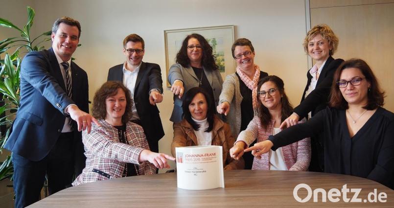 Mitglieder des Bündnisses für Familie sowie eine Auswahljury stellen die Ausschreibung für den Johanna-Frank-Preis 2019 vor. Bild: Bühner