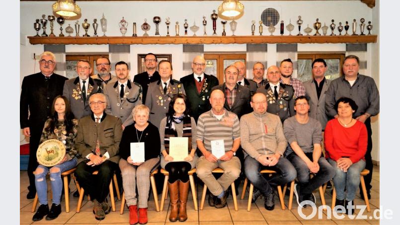 Bürgermeister Rupert Troppmann (links) gratuliert den Geehrten (Mitte, von links) Monika Eckart, Marion Eich, Alfred Ertl und Karlheinz Reil. Gauschützenmeister Wolfgang Weiß (hinten, Mitte) und Sportreferent Wolfgang Schwarz (stehend, Zweiter von rechts) sind stolz auf die Schützen. Bild: arw