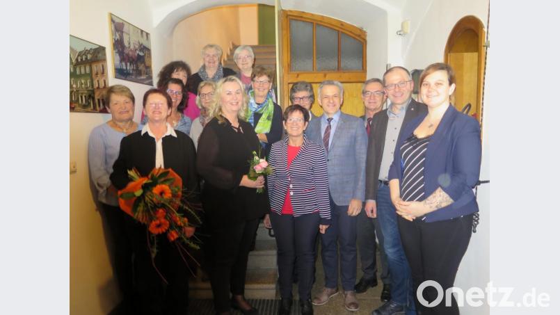 Die Erbendorfer Ortsvorsitzende Sandra Kellermann, CSU-Bürgermeisterkandidat Roman Schäffler, Rathauschef Werner Nickl und Landratskandidat Roland Grillmeier (von rechts) gratulieren dem gewählten Vorstand um Rita Ponnath (Zweite von links) sowie den Jubilaren. Bild: jzk