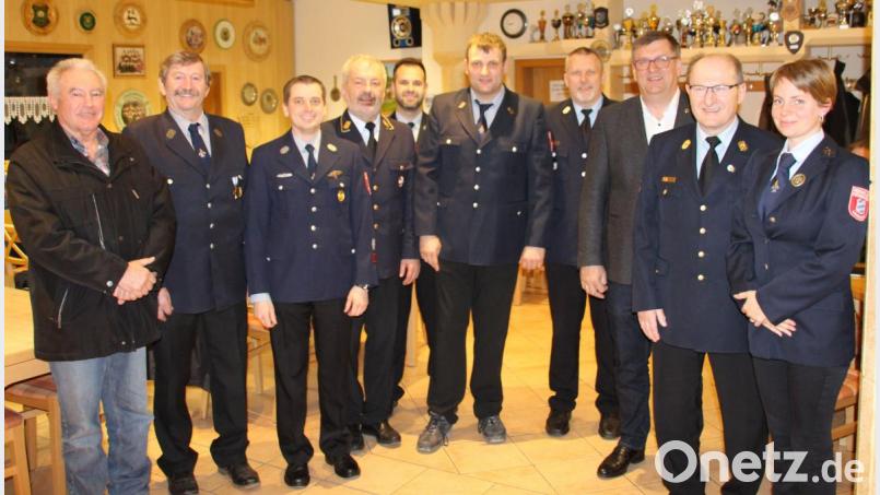 Stefan Färber (Sechster von links) ist der neue Kommandant der Feuerwehr Winbuch. Bild: bjo