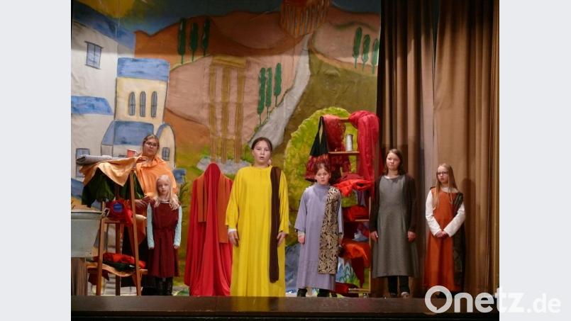 Farbenfrohe Kostüme tragen die Akteure auf der Bühne. Bild: kgg