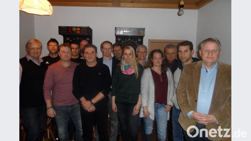 Bürgermeister Konrad Kiener (Siebter von links) gratulierte der neuen Vorstandschaft s (von links): Anton Kummert, Markus Weber, Peter Preßl, Andreas Wagner, Stefan Weiss, Andre Hirn sowie (von rechts) Vorsitzenden Dieter Rosenberg, Christian Preisser, Edmund Schmid, Silke Ibler, Horst Baumann, Reinhard Spindler, Anja Braun und Reinhard Spindler. Bild: she