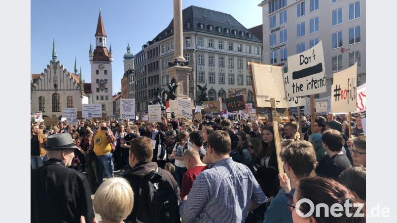 Zehntausende demonstrieren auf dem Münchener Marienplatz gegen die geplante EU-Urheberrechtsreform. Bild: Thomas Körbel