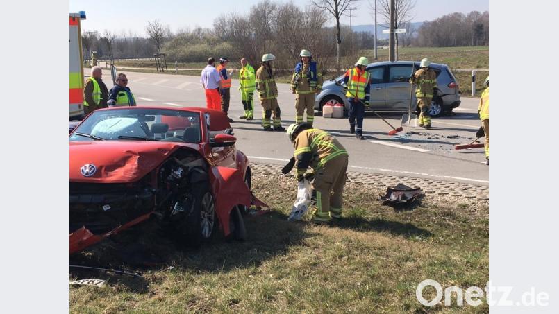 Der erst 2018 zugelassene VW Beetle sowie der Ford des Unfallverursachers (im Hintergrund) mussten abgeschleppt werden. Bild: ihl