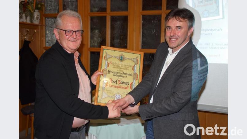 Mit der Ernennung zum Ehrenmitglied würdigte der Pferdesportverein das verdienstvolle Wirken von Josef Schwarz (links), dem Christian Schönberger die Ernennungsurkunde überreichte. Bild: mmj