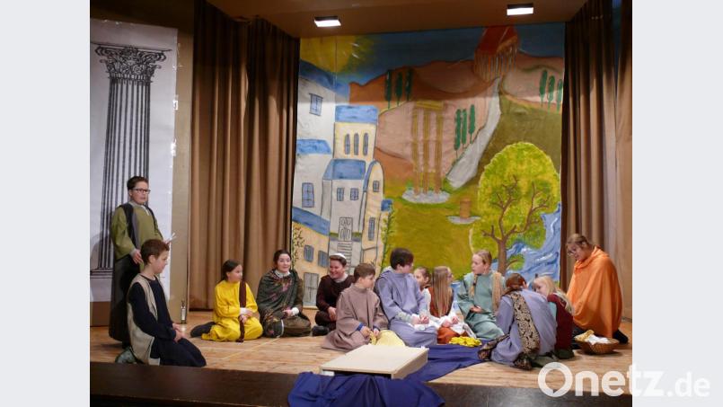 Eine Szene während der Proben zum biblischen Musical "Lydia, die Purpurhändlerin". Links stehend Leopold Tippmann als "Paulus" sowie links hockend in der Mitte Sophia Gmeiner in der Rolle der "Lydia". Bild: kgg