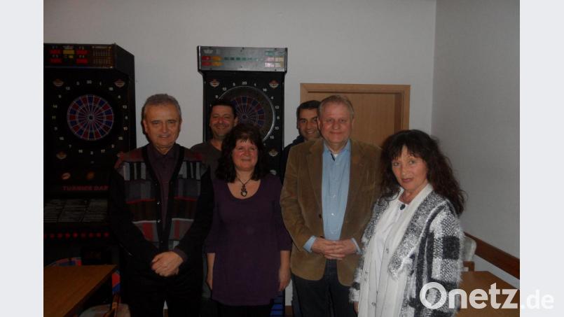 Vorsitzender Dieter Rosenberg (Zweiter von rechts) ehrte einige langjährige Mitglieder. Darunter waren (von links) Edmund Schmid, Franz Egl, Barbara Bäuml und Christian Preisser sowie Marianne Bullin (rechts). Bild: she