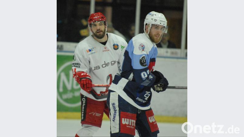 Der Ex-Weidener Patrick Schmid (links) schoss die Hannover Scorpions in der Verlängerung ins Play-off-Viertelfinale. Rechts Devils-Angreifer Matt Abercrombie. Bild: gb