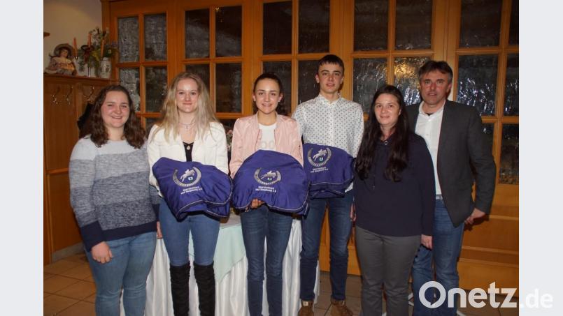 Melanie Meier (links) hat die Laudatio zur Ehrung der jungen Reiter gehalten. Zu den Erfolgen im Sattel gratulieren Vorsitzender Christian Schönberger und Stellvertreterin Daniela Diermeier (von rechts). Bild: mmj