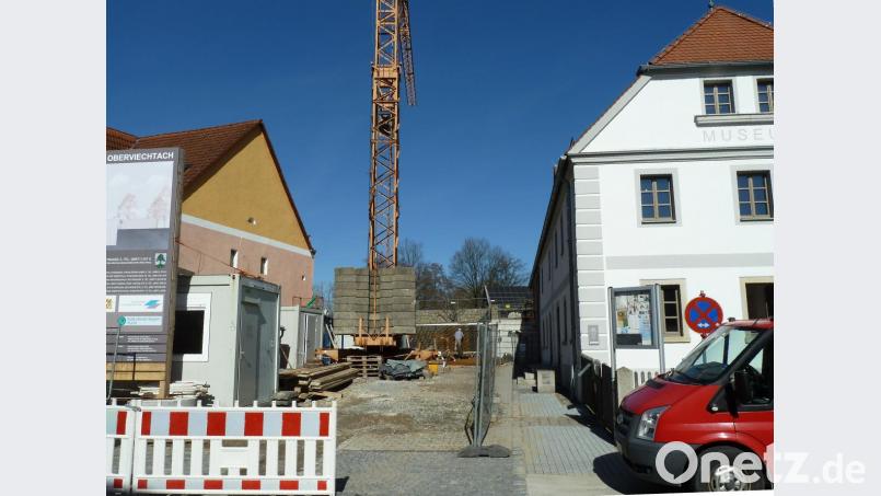 Das Stadtarchiv wächst bis zum Sommer in direkter Nachbarschaft zum Museum (rechts) im Mühlweg in die Höhe. Bild: Portner