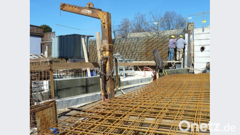 Die Arbeiter der Baufirma Baumer sind seit dieser Woche mit der Einschalung der hinteren Wand (Richtung Marktweiher) für das Erdgeschoss beschäftigt. Bild: Portner