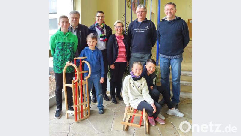 Die Kommunalbetreuer des Bayernwerks, Burkhard Butz (Dritter von links) und Günther Bauer (Zweiter von rechts), übergaben im Beisein von Bürgermeister Manfred Porsch (Zweiter von links) die neuen Errungenschaften an die Schulleitung mit Hedwig Forster (Mitte) und Christian Hanauer (rechts). Mit ihnen freuten sich Kinder der Grund- und Mittelschule Speichersdorf. Bild: hai