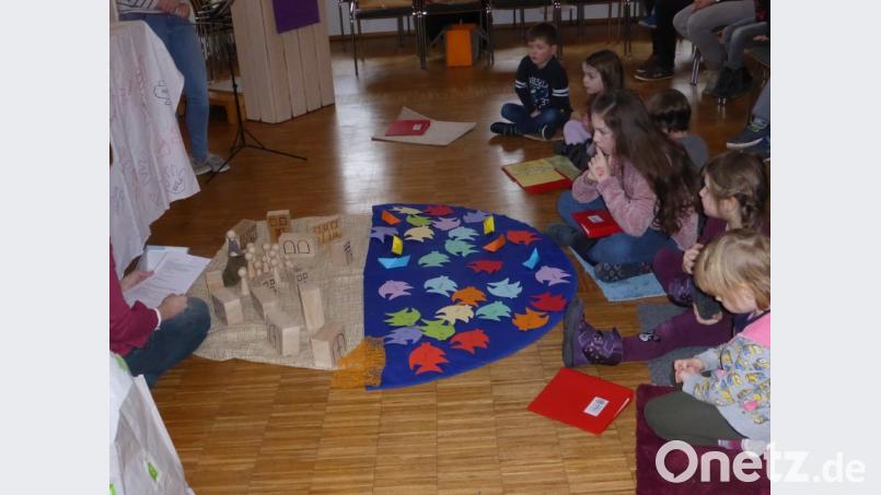 Andächtig verfolgen die Kinder die Erwählung der ersten Jünger Jesu. Bild: mma