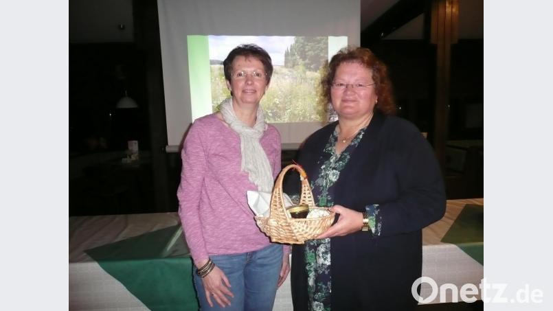 Gertraud Rötzer, Vorsitzende des Gartenbauvereins Kulz (links), bedankt sich bei Heidi Schmid für ihren Fachvortrag mit einem kleinen Präsent. Bild: amö