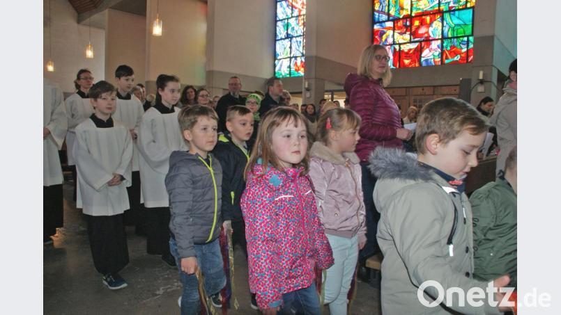 Feierlicher Einzug der Kinder Bild: agr