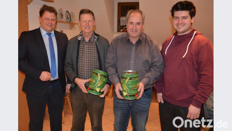 Markus Wührl (rechts) ist neuer Jagdvorsteher der Jagdgenossenschaft Pechofen. Er löst den bisherigen Vorsteher Josef Schwägerl (2. von rechts) ab, der zwanzig Jahre dieses Amt inne hatte. Ebenfalls verabschiedet wurde Anton Haberkorn (2. von links), der 25 Jahre als Beisitzer mitwirkte. 2. Bürgermeister Stefan Grillmeier dankte den Ausgeschiedenen und wünschte der neuen Mannschaft viel Erfolg. Bild: jr