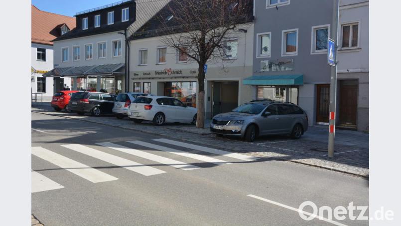 Genauso will es CSU-Fraktionssprecher Josef Schwägerl: Der rechte Parkplatz soll aufgelassen werden, damit Benutzer des Zebrastreifens gefahrlos diesen Abschnitt passieren können. Bild: jr