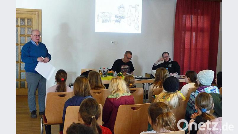 Eine Autorenlesung gibt Jochen Till (sitzend, Mitte) an der Grundschule Kirchenthumbach. Bild: ü