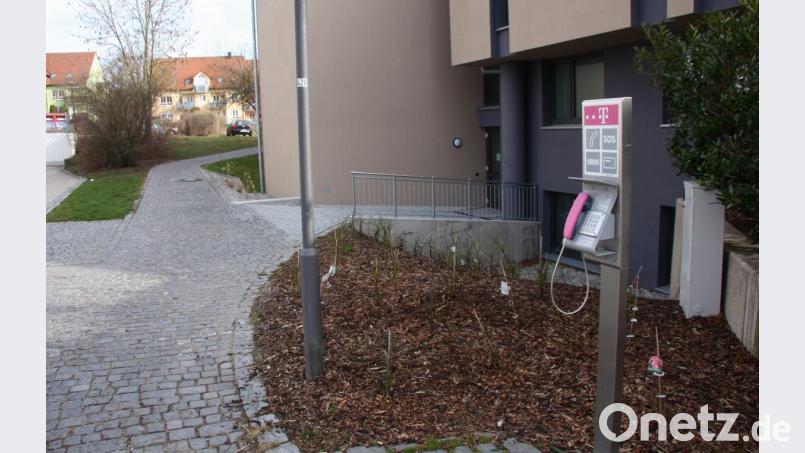 Ungenutzt steht der öffentliche Fernsprecher derzeit noch am Rathaus herum. Die Deutsche Telekom hat sich daher für den Abbau ausgesprochen. Bild: wro