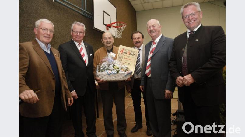 Gerhard Bendl, Josef Zetterer, Hans Gradl, Karl-Heinz Saur und Andreas Feller (von links) zeichneten Andreas Weber (Dritter von links, mit Geschenkkorb) für 70-jährige Vereinstreue aus. Bild: Hirsch