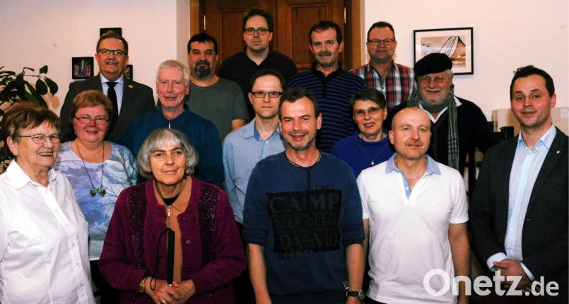 Das sind die geehrten Blutspender zusammen mit Bürgermeister Martin Preuß (hinten links), Rot-Kreuz-Kreisgeschäftsführer Sebastian Schaller (rechts) und der Mitarbeiterin im Blutspendedienst, Ursula Rähr (links). Vorne zwischen den BRK-Vertretern stehen die Ausgezeichneten für 125 Blutspenden: Maria Klieber, Michael Pesold und Werner Nagler. Bild: Gerhard Franz