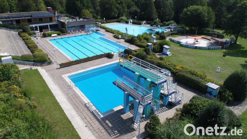 Das Pleysteiner Freibad soll saniert werden. Die derzeitige Grobplanung sieht vor, das Nichtschwimmerbecken (im Hintergrund rechts) zu verkleinern und auch den Eingangsbereich zu verlegen. Archivbild: bey