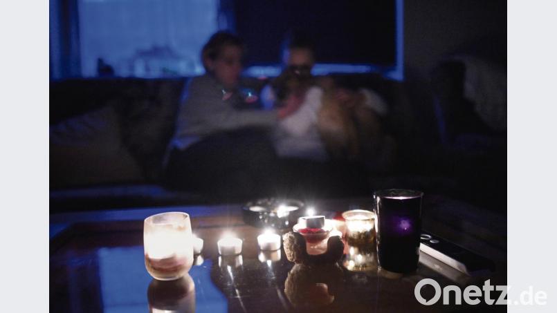 Wenn der Strom abgestellt wird, gerät das gewohnte Alltagsleben aus dem Tritt. Kerzenschein ist dann nicht mehr romantisch. Bild: Jonas Güttler/dpa