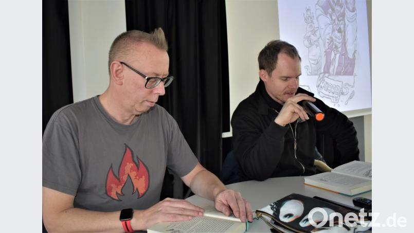 Autor Jochen Till (links) und Linus Koenig haben unter anderen aus dem Buch: &quot;Luzifer junior - Zu gut für die Hölle&quot; vorgelesen. Bild: rgr