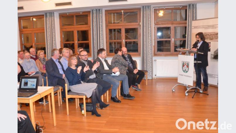Vorsitzender Andreas Ringholz (rechts) übernahm die Buchvorstellung von Band 11 der &quot;Waidhauser Geschichte(n)&quot; vor viel Publikum. Bild: fjo