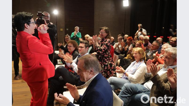 Ganz in Rot gekleidet und mit gefalteten Händen, dankt Birgit Fruth (links) den Amberger SPD-Mitgliedern, die sie bei der Nominierungskonferenz des Stadtverbands einstimmig als OB-Kandidatin der Sozialdemokraten auf den Schild gehoben haben. Zu den ersten Gratulanten zählt auch der Oberpfälzer Bezirksvorsitzende Franz Schindler (vorne Mitte). Bild: Wolfgang Steinbacher