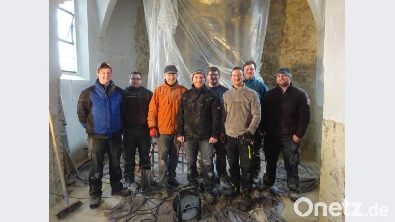 Gemeinsam renovieren sie die Kirche in Köfering: Andreas Hirsch, Benjamin Herrmann, Werner Koller, Dominik Wagner, Tobias Wagner, Maximilian Hirsch, Benedikt Koller und Thomas Fertsch (von links). Bild: brü