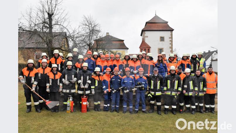 Teilnehmer und Ausbilder stellen sich zum Gruppenfoto am letzten Schulungstag auf. Bild: whw