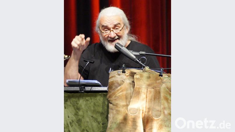 Gitarrist Blaimer hatte einen Doppelfunktion: Er las die spannende Geschichte der Erlebnisse einer Lederhose vor und spielte Leadgitarre. Bild: weu
