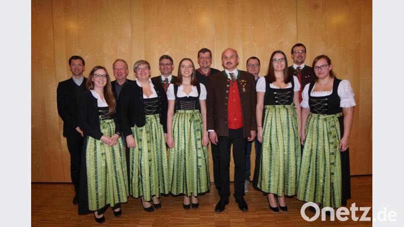 Nach der Wahl zum JBK-Vorstand: Vorne von links Verena Schleicher, die stellvertretende Vorsitzende, Gabriele Scheuerer Beisitzer, Anna Bauer Beisitzer, Hubert Schleicher 1. Vorstand, Christina Schleicher Jugendvertretung, Daniela Lippert Jugendvertretung
(Hinten v. li.): Pfarrer Michael Hoch, Hans-Peter Jäntsch-Weber Kassenprüfer, Martin Scheuerer Schriftführer, Franz Ziegelmeier Kassenprüfer, Lutz Böhnisch Beisitzer,, Reinhard Breitschaft Kassier. Bild: nib
