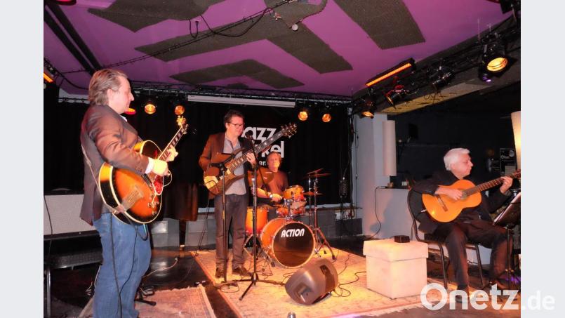 Drei Brasilianer und ein Oberpfälzer auf der Bühne im &quot;Bistrot Paris&quot;: Paulo Morello (E-Gitarre), Eduardo „Dudu“ Penz (Bassgitarre), Erivelton Silva (Schlagzeug) und Lula Galvão (akustische Gitarre) bescheren dem Jazz-Zirkel ein volles Haus. Bild: lr
