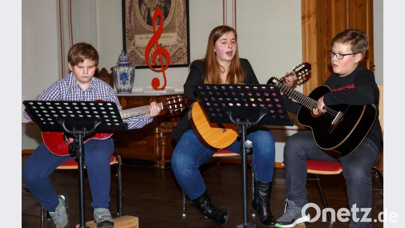 Michael Maunz, Alina Bräutigam und Lukas Bauer (von links) harmonierten gut auf ihren Gitarren. Bild: sus