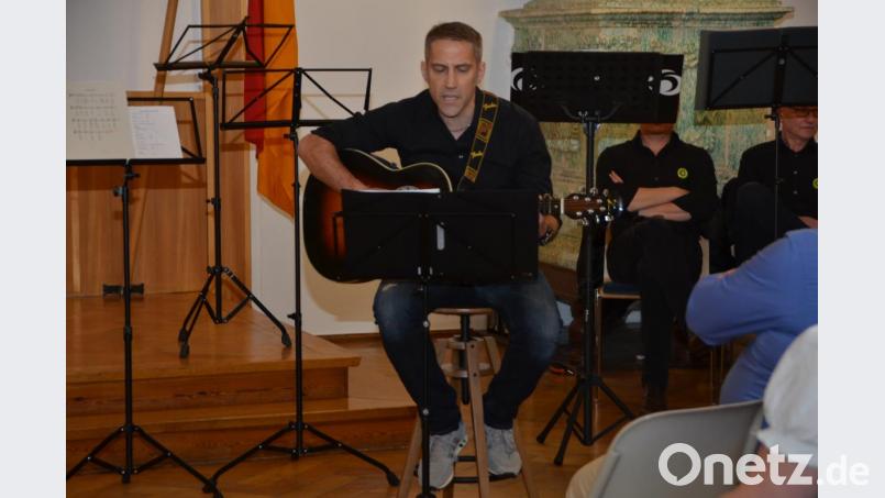 Für Solist Oliver Ernstberger räumten die "KiWi"-Chormitglieder sogar die Bühne. Bild: dob