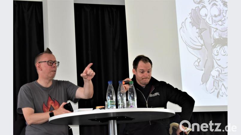 Autor Jochen Till (links) und Linus Koenig haben unter anderen aus dem Buch: &quot;Luzifer junior - Zu gut für die Hölle&quot; vorgelesen. Bild: rgr