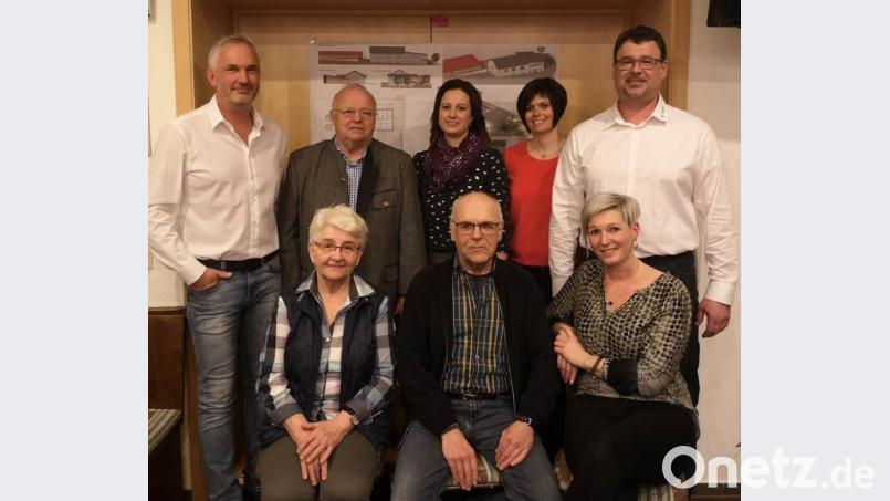 DJK-Vorsitzender Markus Bauer, 2. Bürgermeister Karl Roppert, Schatzmeisterin Susanne Buhl, Schriftführerin Kathleen Völkel, 3. Vorsitzender Christian Scharl (stehend, von links) sowie Seniorenbeauftragte Anne Götz (sitzend, links) und die ehemalige Schatzmeisterin Birgit Metz gratulierten Gerd Krause zur Ehrung durch den BLSV. Bild: tra