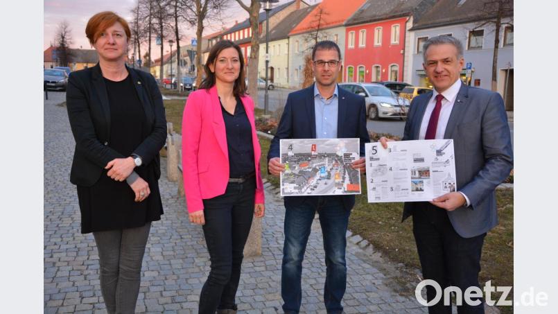 Beim Ortstermin mit dabei waren (von links) die Städteplaner Mirela Bosnjak, Annegret Michler sowie Bauamtsleiter Thomas Grillmeier und Bürgermeister Roland Grillmeier. Bild: jr