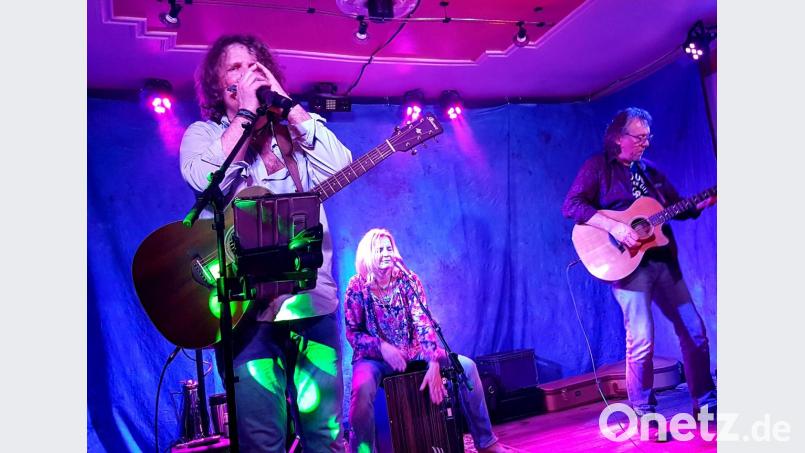 "Jara Milo" spielen auf der "Live Stage" im "Parapluie". Bild: Kunz