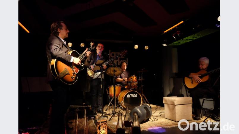 Drei Brasilianer und ein Oberpfälzer auf der Bühne im &quot;Bistrot Paris&quot;: Paulo Morello (E-Gitarre), Eduardo „Dudu“ Penz (Bassgitarre), Erivelton Silva (Schlagzeug) und Lula Galvão (akustische Gitarre) bescheren dem Jazz-Zirkel ein volles Haus. Bild: lr