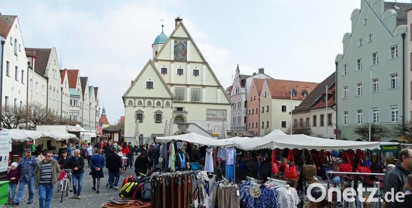 Mittenfastenmarkt Weiden, auch der Storch war neugierig und wechselte in den Horst auf dem Alten Rathaus um etwas vom Treiben mitzubekommen. Bild: Dobmeier
